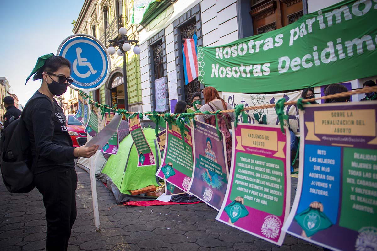 Foto: Alex Muñoz Por cuarto día feministas pro aborto mantienen plantón en el Congreso del Estado