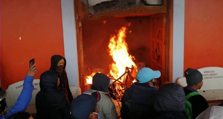 Incendian palacio municipal de Chignautla, Puebla, por supuesta privatización del agua