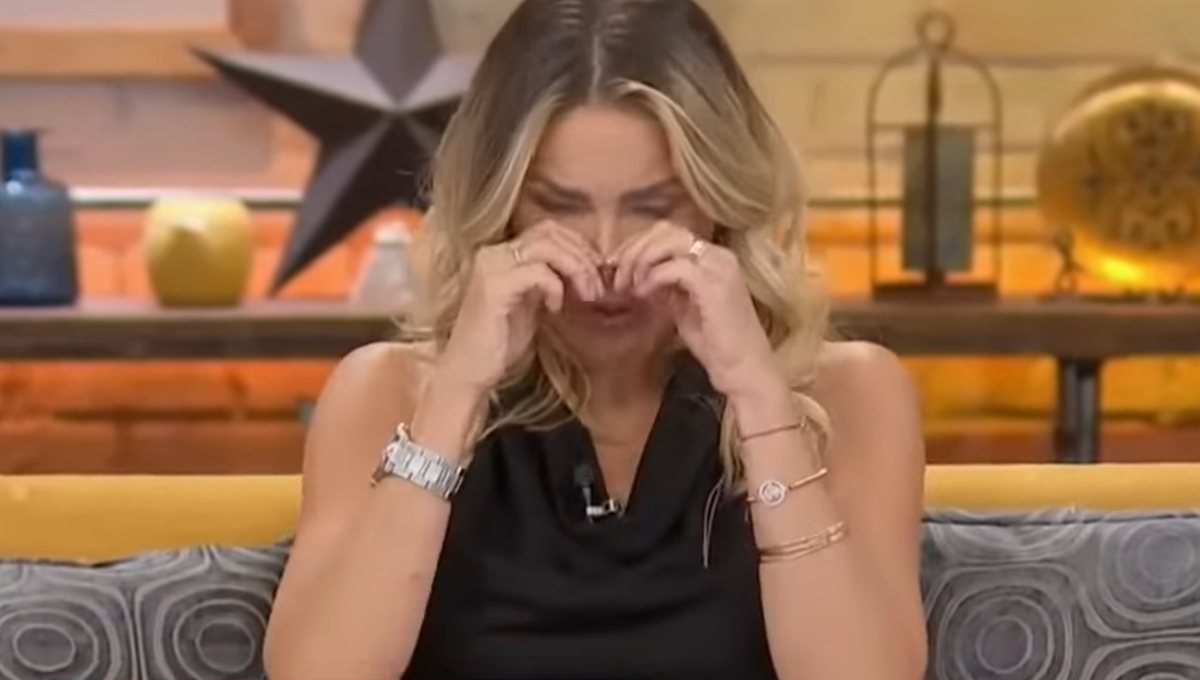 Por falta de oportunidades, Aylín Mujica llora en plena en entrevista en vivo