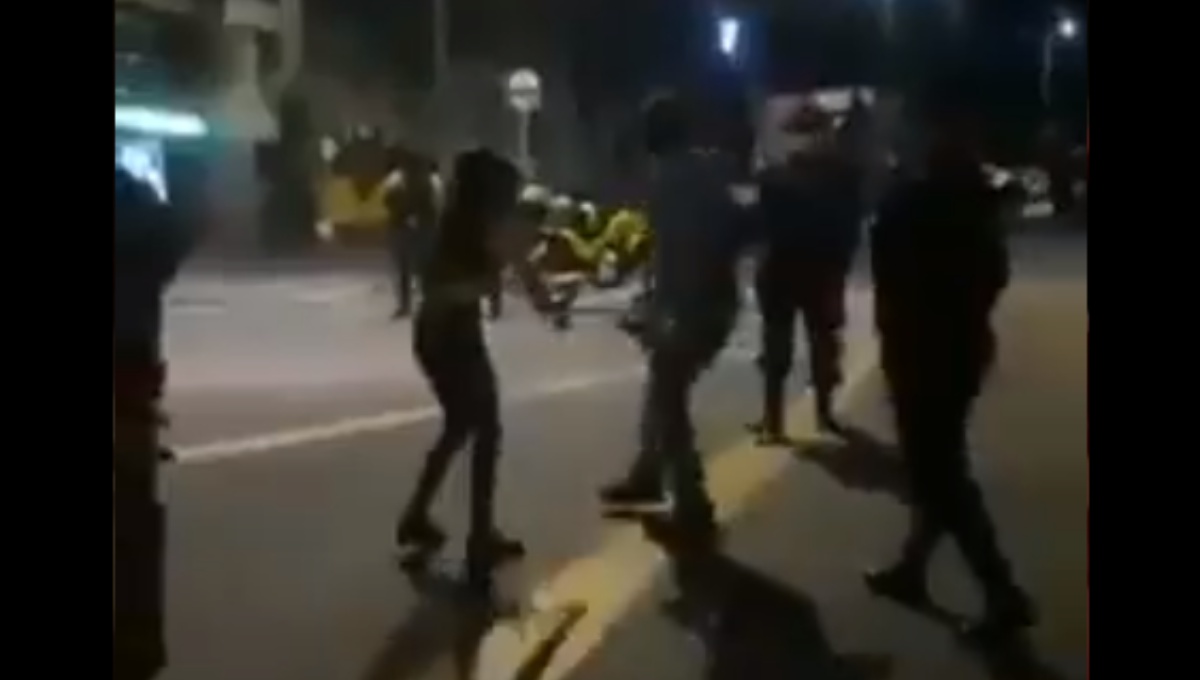 Foto: Cortesía Tras desobedecer, padre saca a su hija de una manifestación a punta de cinturonazos (Video)