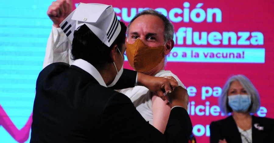 Foto: Cortesía López-Gatell se pone la vacuna contra la influenza (y tú también deberías hacerlo)