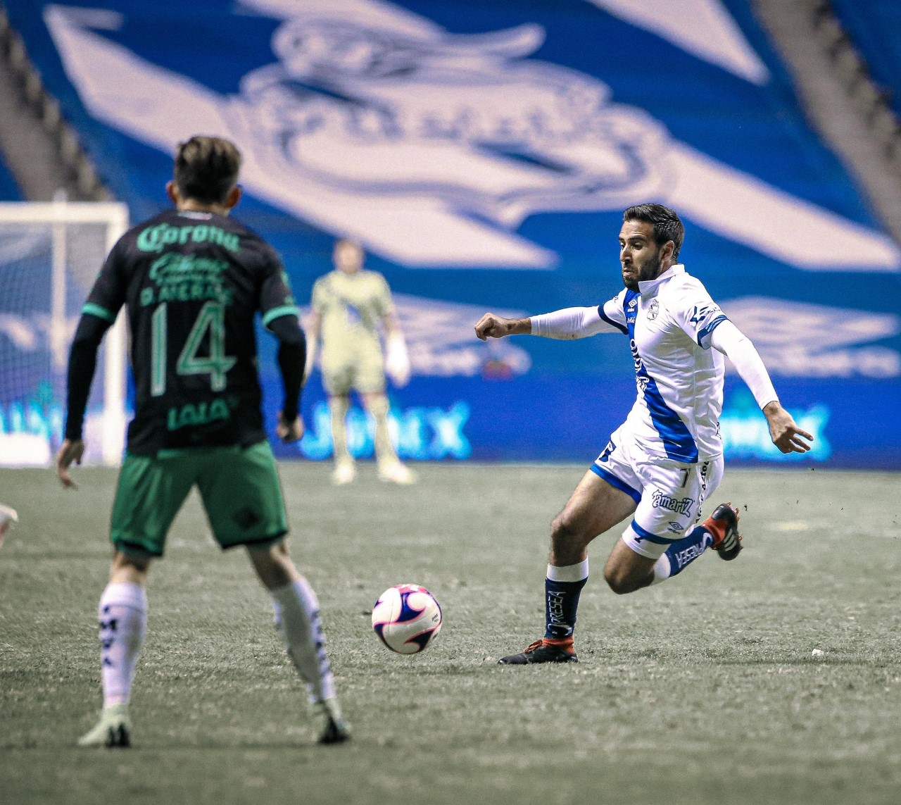 Foto: Cortesía La rareza en el partido del Puebla vs Santos se encontró en la rueda de prensa, al ser el auxiliar técnico, Joaquín Velázquez, quien diera la cara luego de la derrota de su equipo por marcador de 2-0. Teniendo la oportunidad de comentar acerca del porque Juan no estuvo presente y como vio a la Franja en este juego.   Hablando en términos generales Joaquín calificó a su equipo como uno de los que más intentó, pero no pudo concretar aún y cuando planearon una estrategia en el parado ofensivo que por momentos funcionó como se esperaba, pero no fue suficiente para poder conseguir el gol.  “El juego lo podemos dividir en lo que intentamos y se lo que se consiguió, nos pusimos en zonas de peligro peor no pudimos concretar ninguna de las jugadas, se planteó un juego para hacerles daño  con gente suficiente por dentro y lo conseguimos por momentos pero vino el tema del penal y el segundo gol y nos afectó en lo anímico”.  En rueda de prensa, Velázquez aceptó que dejaron escapar tres puntos que pueden costarle dejar la reclasificación de manera momentánea, pero a su punto de vista, la irregularidad se debe a los enfermos que tuvieron por Covid aunado a las malas decisiones que han tomado los árbitros a la hora de pitar en los partidos de su equipo.  “Si los rivales aprovechan su oportunidad de sumar es probable que esta oportunidad que teníamos hoy de ponernos en una zona importante pues la podamos lamentar, es un torneo complicado y atípico, la regularidad que buscamos por momentos  a la hora de jugar la obtenemos, desafortunadamente los resultados no se nos han dado por una u otra razón, como el tema del arbitraje y de los que estuvimos enfermos, pero se trabaja y el equipo muestra una cara buena”.  Juan Reynoso en fechas atrás había hecho en manifiesto su descontento acerca del arbitraje y como es que le pitan al Puebla, por ese motivo en esta ocasión fue que su auxiliar técnico ocupo su lugar en rueda de prensa, para evitar otra multa con la misma Federación. Ante esto, el mismo auxiliar comentó que el mismo peruano fue quien le pidió el favor de ser el quien ocupase su lugar en la rueda de prensa posterior al juego.  "Es simple, la misma Federación en los reglamentos te sugiere que si están inconforme o molesto pues puedes mandar a otra persona para no incurrir en ningún tipo de falta, me comento que viniese yo a la rueda de prensa”.  Dentro del vestidor los ánimos decayeron en el club camotero, pues este fue un juego que prepararon con mucha cautela pero no salió como Juan y compañía esperaban.  “El vestidor esta triste hicimos una semana muy buena, preparamos este juego para intentar ganarlo pones todo y esfuerzo y al final no te llevas nada”.
