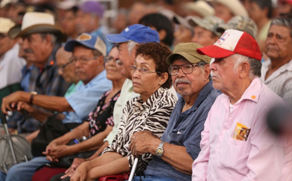 Familiares de desaparecidos y exbraceros protestan en San Lázaro por discusión sobre fideicomisos