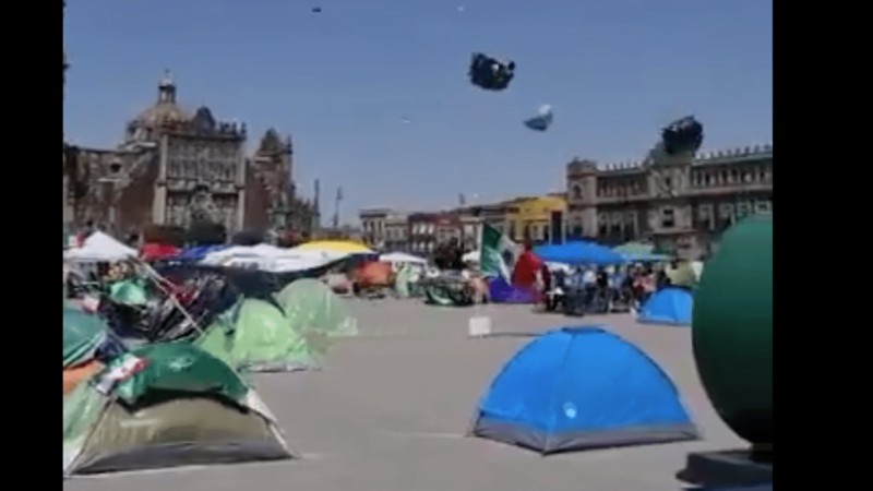 Foto: Cortesía ¿Y la gente? Casa de campaña de FRENAAA en el Zócalo salen volando tras ventarrón (Video)