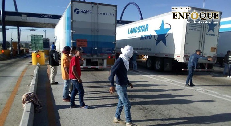 Foto: Rommel Bonilla Toman caseta Tlaxcala-Texmelucan para exigir ayuda a los pobres