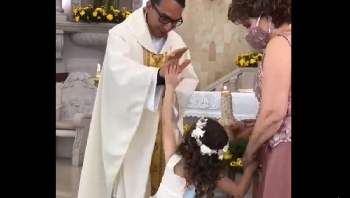Foto: Cortesía “Chóquela, padre”: Niña sorprende a sacerdote durante su misa de presentación (Video)