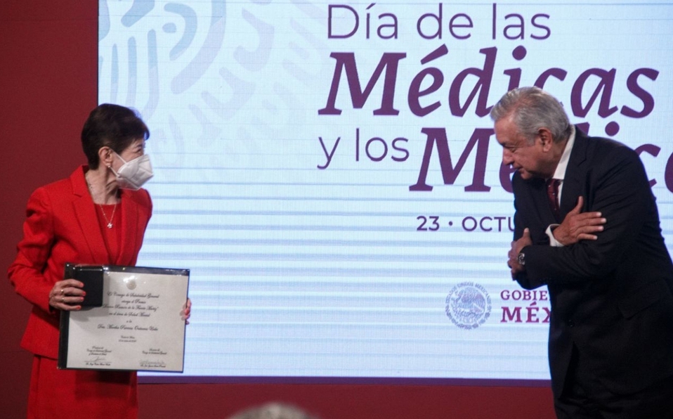 Foto: Cortesía Gobierno entrega reconocimientos a médicos y médicas