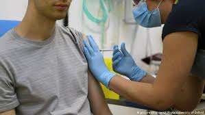 Reino Unido infectará a voluntarios sanos con COVID-19 en un ensayo de vacunas