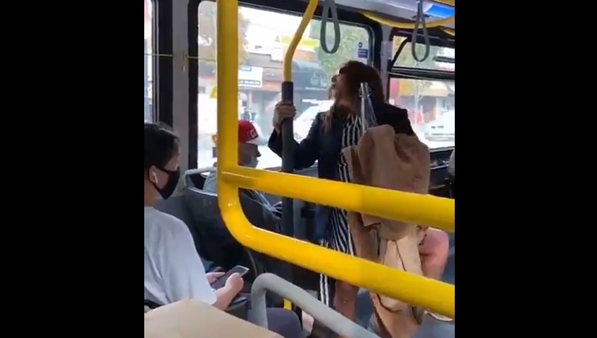 Foto: Cortesía Avientan a mujer de autobús por no traer cubrebocas y escupir a pasajero (Video)