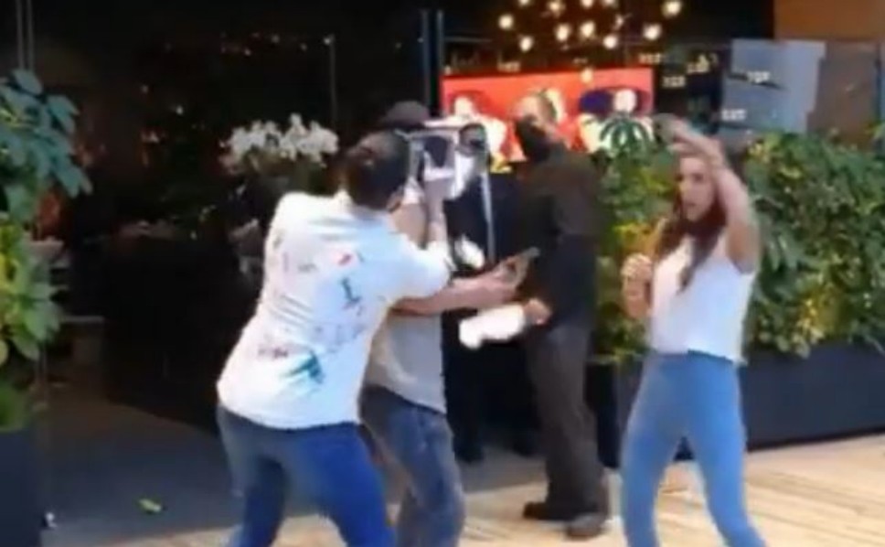 Foto: Cortesía ¡Tenga para que se entretenga! Poncho De Nigris le da lección a Rey Grupero con un pastelazo