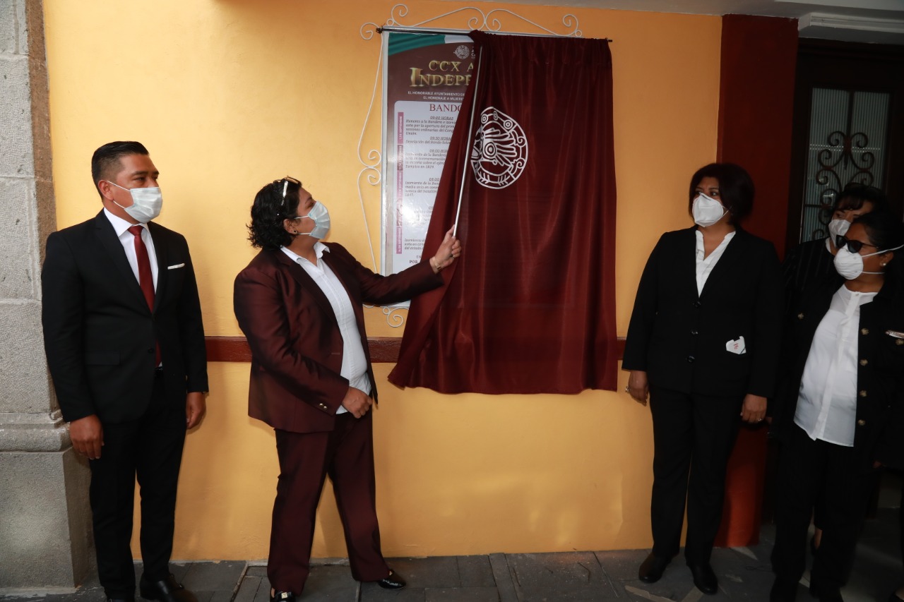 Foto: Cortesía Encabeza Karina Pérez Popoca develación de bando solemne para Fiestas Patrias 2020