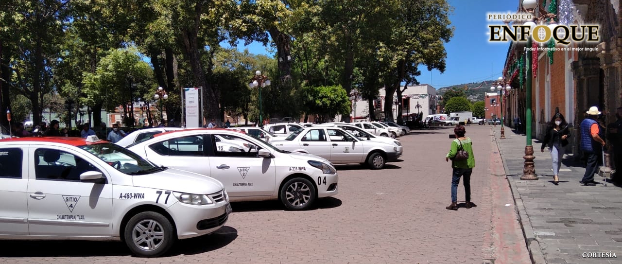 Taxistas exigen apoyo: se instalan frente al Palacio de Gobierno