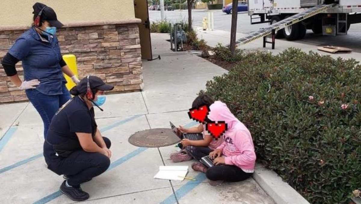 Foto: Cortesía ¡No hay pretextos! Niñas utilizan el internet de un restaurante para continuar con sus clases