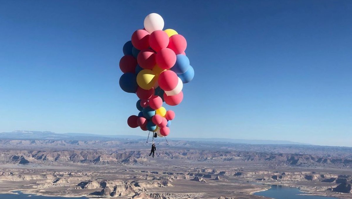 Foto: Cortesía David Blaine vuela sobre el desierto en Arizona, atado a globos