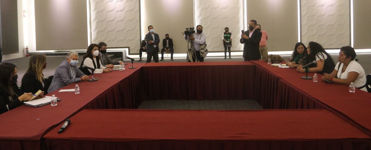 Foto: Cortesía Olga Sánchez Cordero se reúne con mujeres que tomaron la CNDH