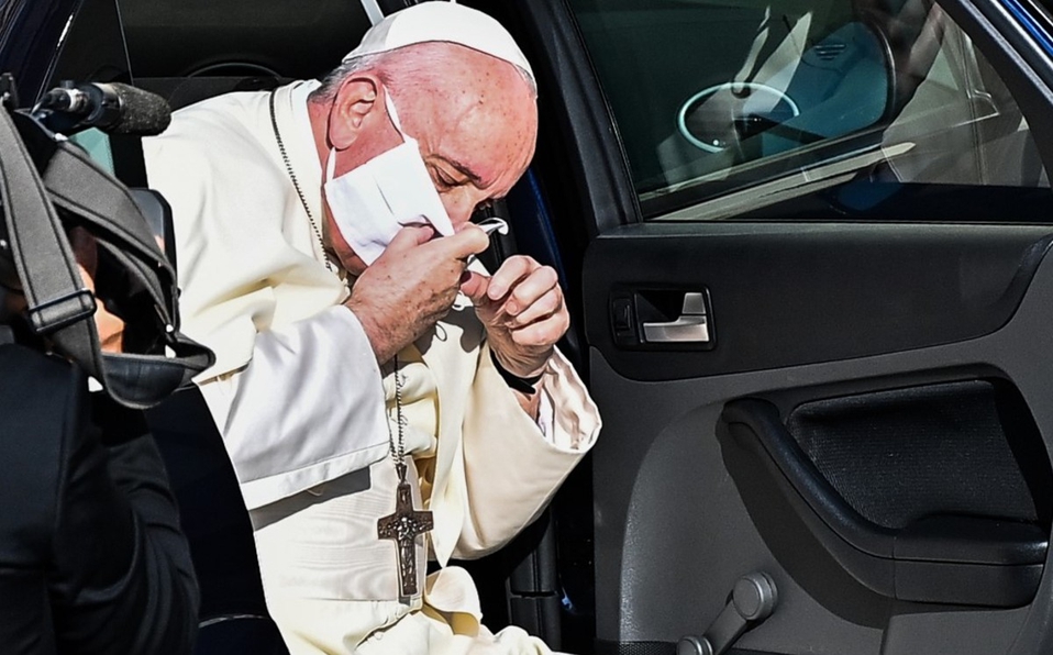 Papa Francisco pone ejemplo al usar cubrebocas y hace defensa de la salud pública