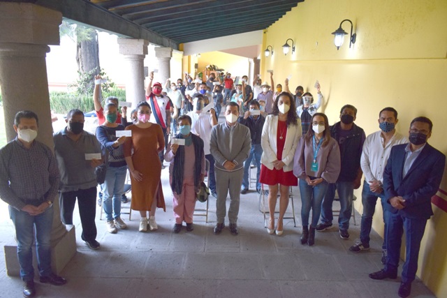 Entrega Arriaga apoyos económicos a 44 artesanos de Cholula 