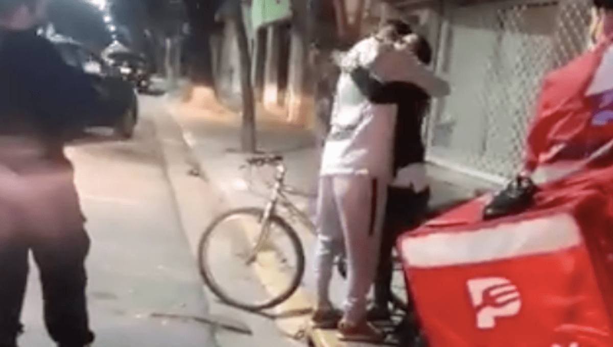 Foto: Cortesía Asaltantes le roban bicicleta a repartidor y joven que hizo pedido le regala la suya (Video)