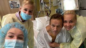 Alexei Navalny comparte una foto y dice que ya puede respirar solo, tras envenenamiento