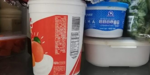 Foto: Cortesía ¿Guardas comida en envases de crema o yogur? Podrías estar consumiendo plástico o bacterias