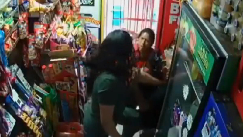 Foto: Cortesía Pareja comete robo en una tienda y recibe golpiza del dueño (Video)