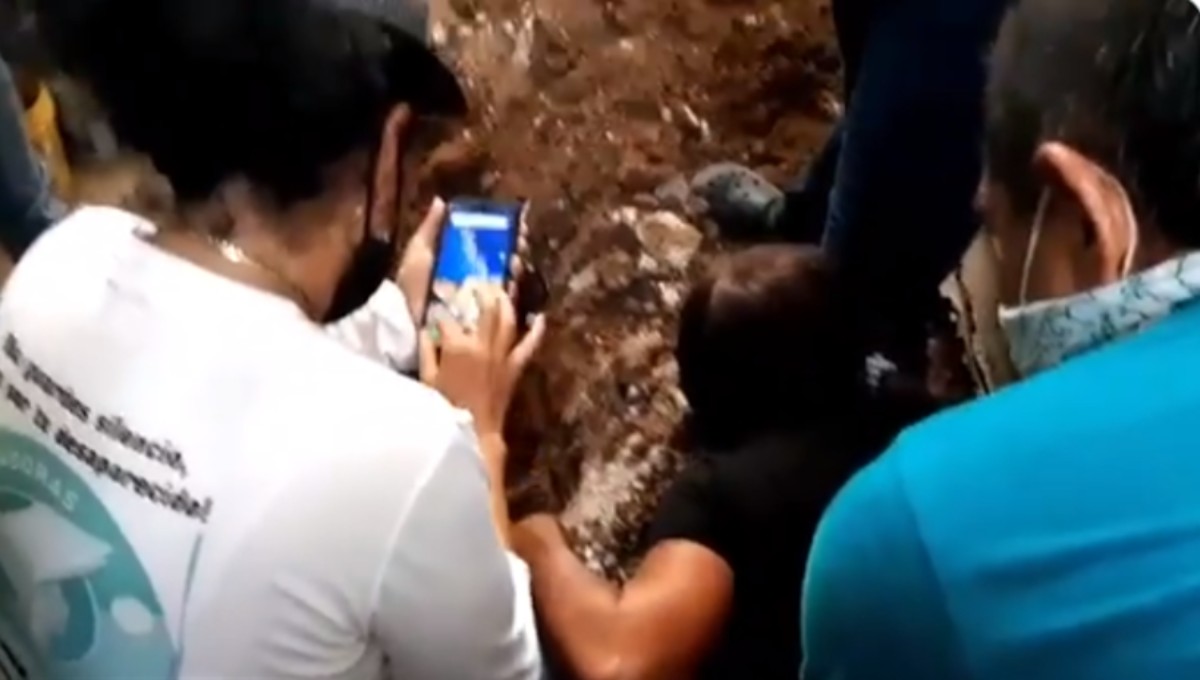 Foto: Cortesía El desgarrador momento en el que madre encuentra a su hijo en fosa clandestina (Video)