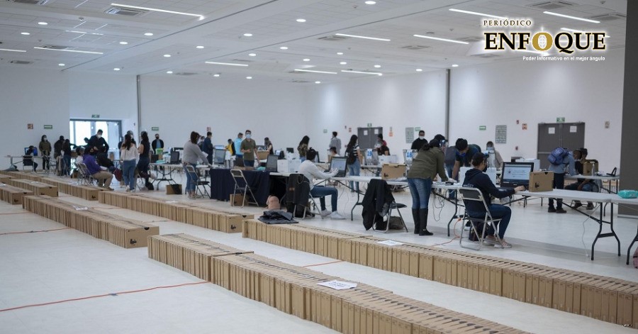 Foto: Cortesía BUAP realiza entrega de computadoras a alumnos con clases en línea