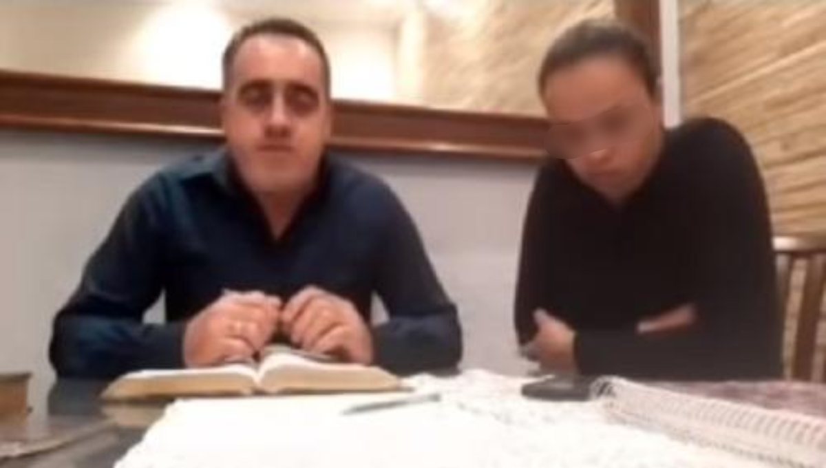Foto: Cortesía Pastor agredió a su esposa sin darse cuenta que su celular transmitía en vivo (Video)