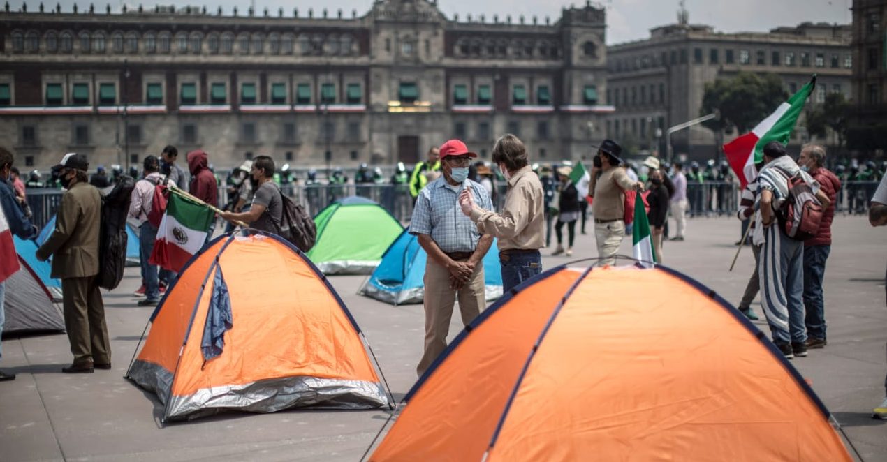 Foto: Cortesía Dejan pasar a los de FRENA al Zócalo... no a Palacio Nacional