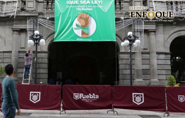 Foto: Cortesía Colocan en Palacio Municipal manta a favor de la despenalización del aborto