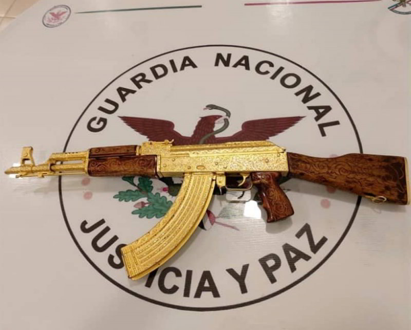 Foto: Cortesía Sujeto huye al notar presencia de la Guardia Nacional y éste abandona arma bañada en oro