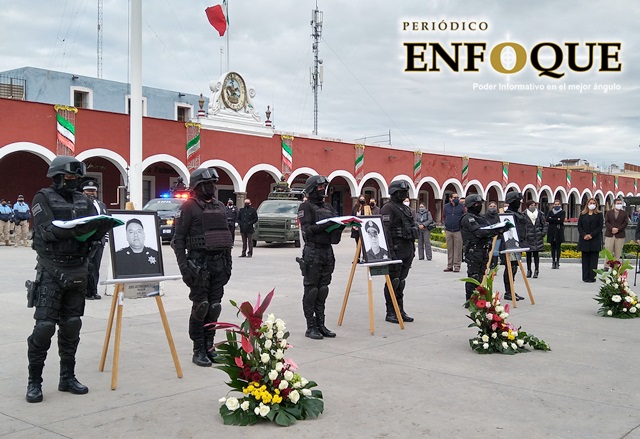 Foto: Omar Sánchez Rinden homenaje a tres policías de San Pedro Cholula fallecidos por Covid-19