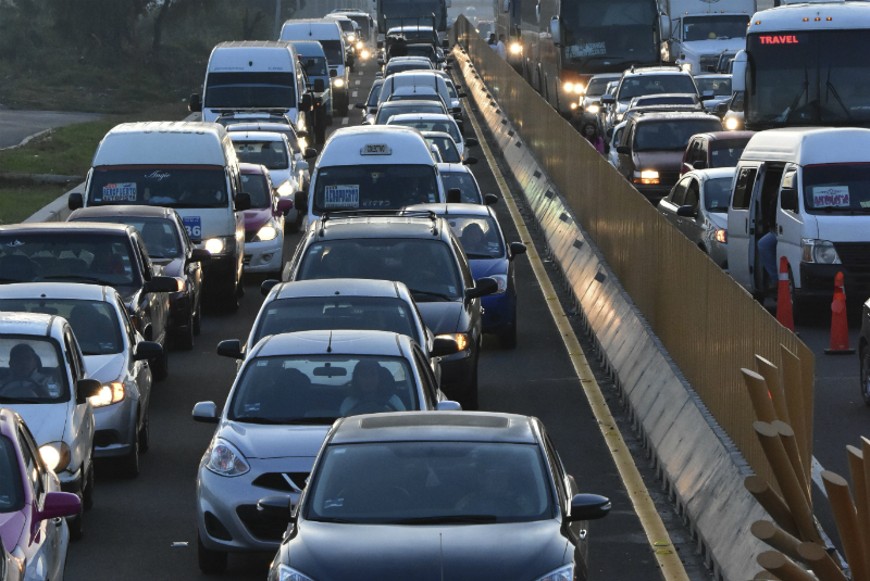 Vacacionistas saturan casetas para salir de la CDMX