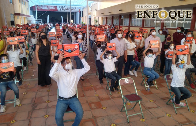 Por: Omar Sánchez Beneficiarán a 500 estudiantes de San Andrés con tabletas electrónicas: Roberto Maxil