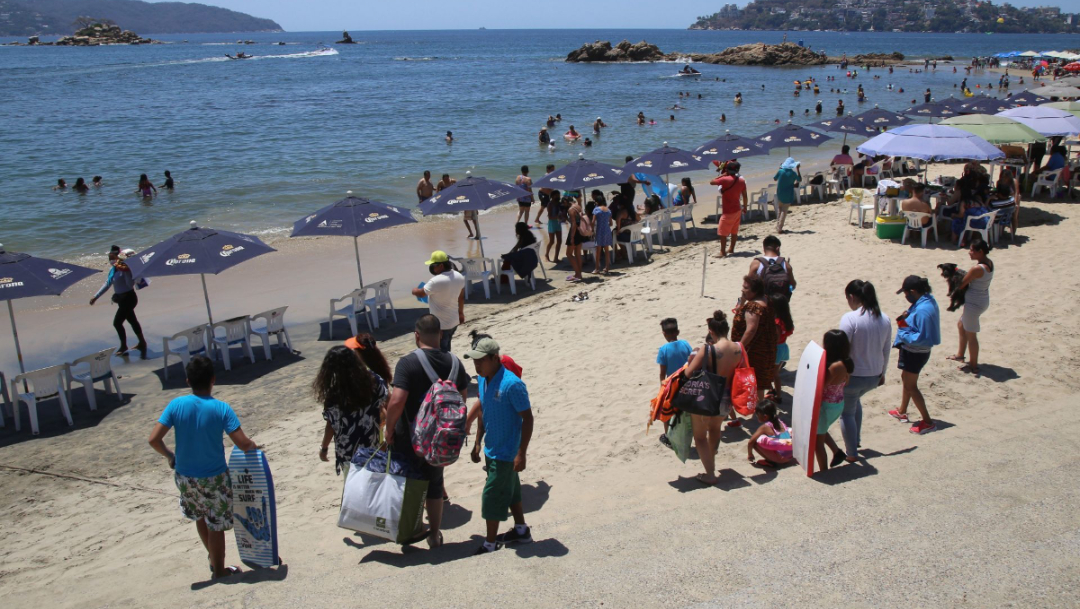 Por: Cortesía ¡Sin cubrebocas ni sana distancia! Turistas llegan a la playas y se olvidan del Covid