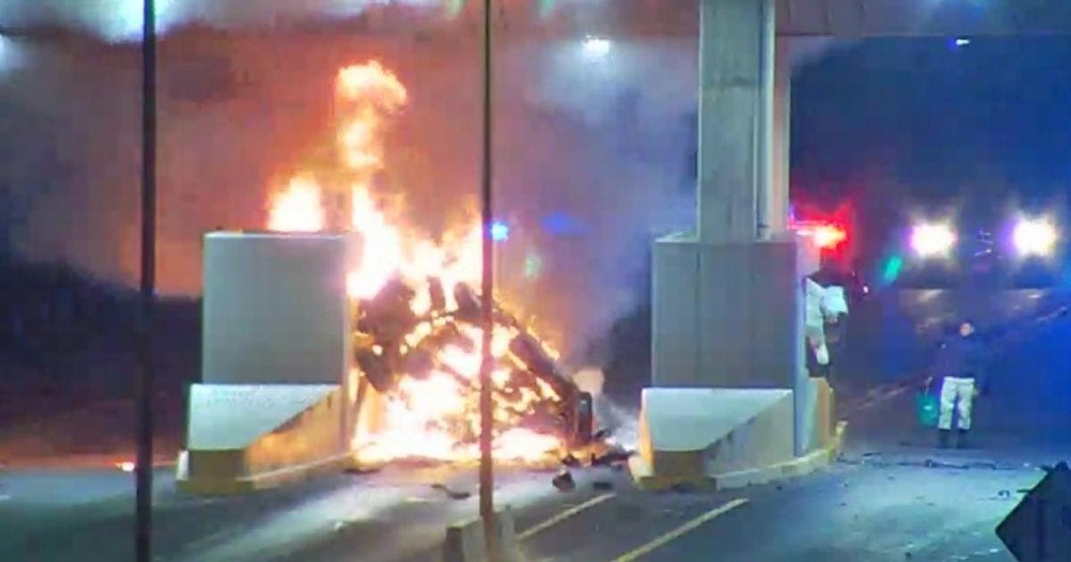 Por: Cortesía Camioneta choca contra casetas en carretera de Aguascalientes; hay dos muertos