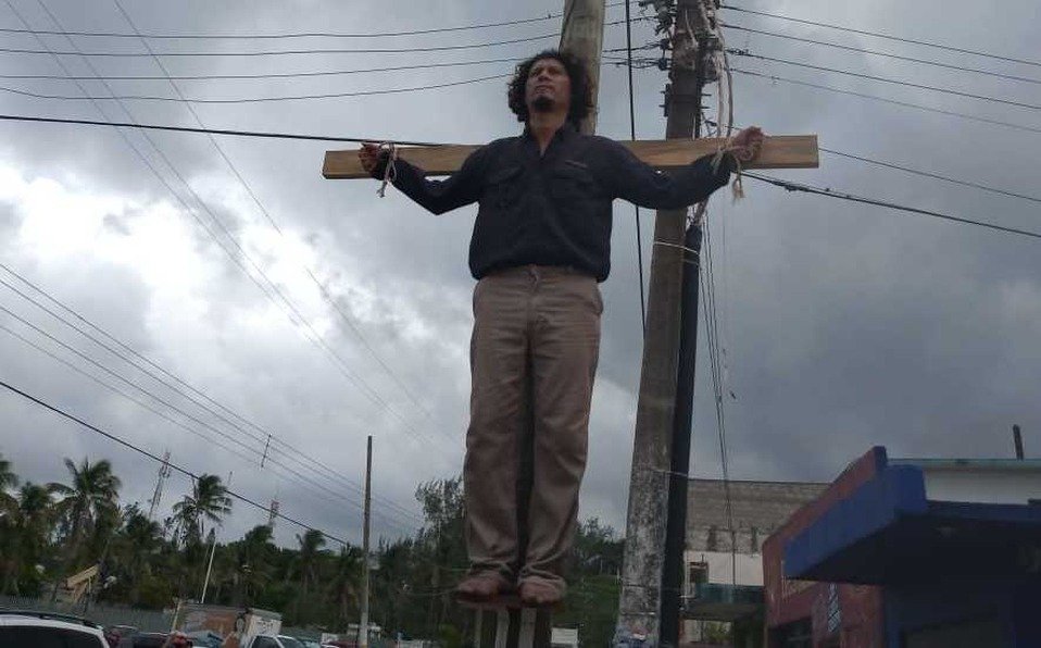 Por: Cortesía Por qué un trabajador de Pemex se amarró de pies y brazos a una cruz de madera en Veracruz