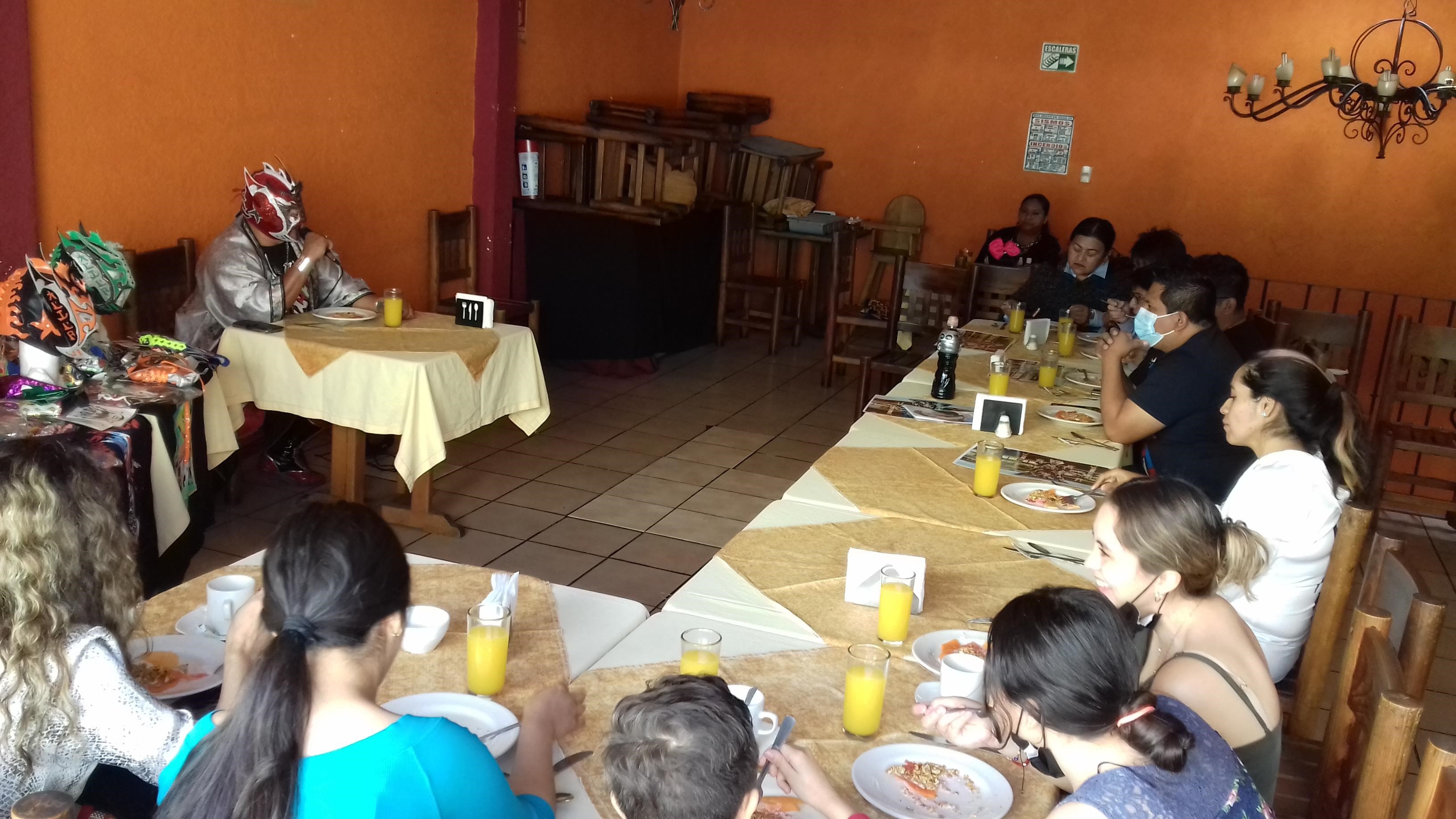 Por: Cortesía El experimentado luchador 'Oriental' tuvo convivencia con sus aficionados poblanos