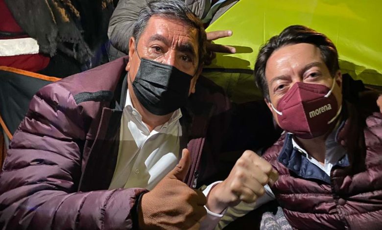 Por: Cortesía Salgado Macedonio y Mario Delgado pasan la noche en plantón frente al INE