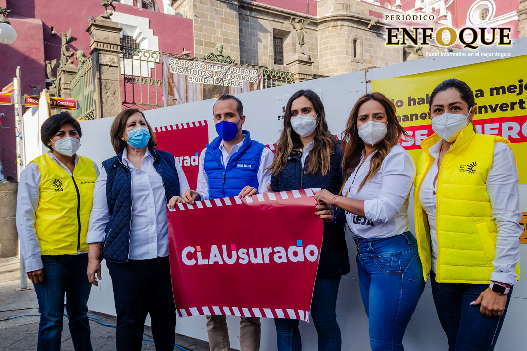 Por: Alex Muñoz Candidatos a diputados federales de “Va por México” clausuran simbólicamente obras en el Zócalo de Puebla