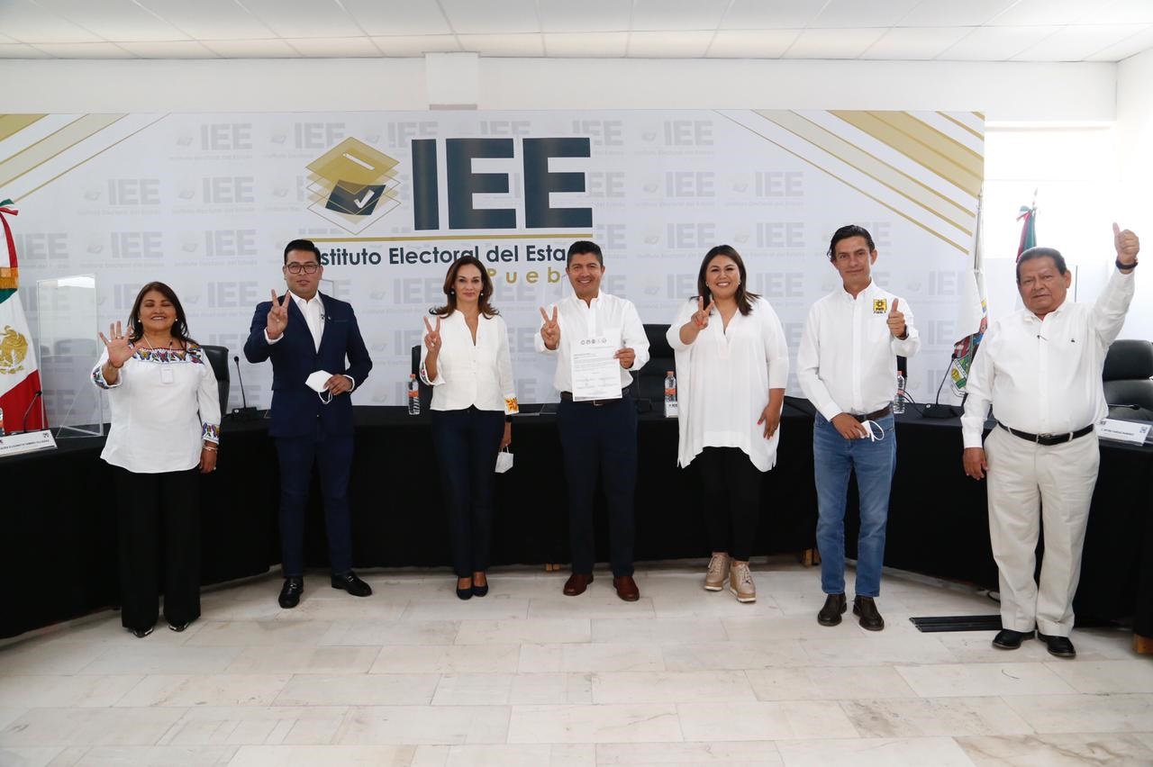 Eduardo Rivera se registra ante el IEE como candidato a la alcaldía con la coalición “Va por Puebla”