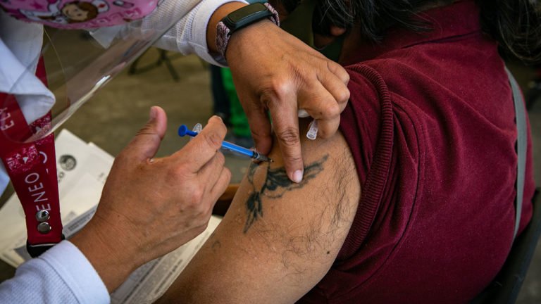 Por: Cortesía Jóvenes se disfrazaron de adultos mayores para recibir la vacuna anticovid; ya están detenidos