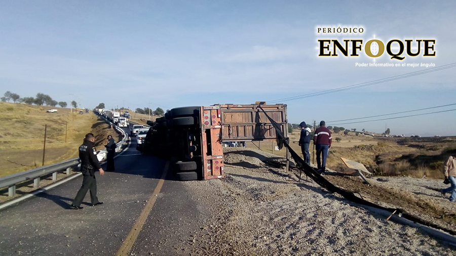Foto: Rommel Bonilla  Vuelca camión cargado de material pétreo sobre la carretera México-Veracruz