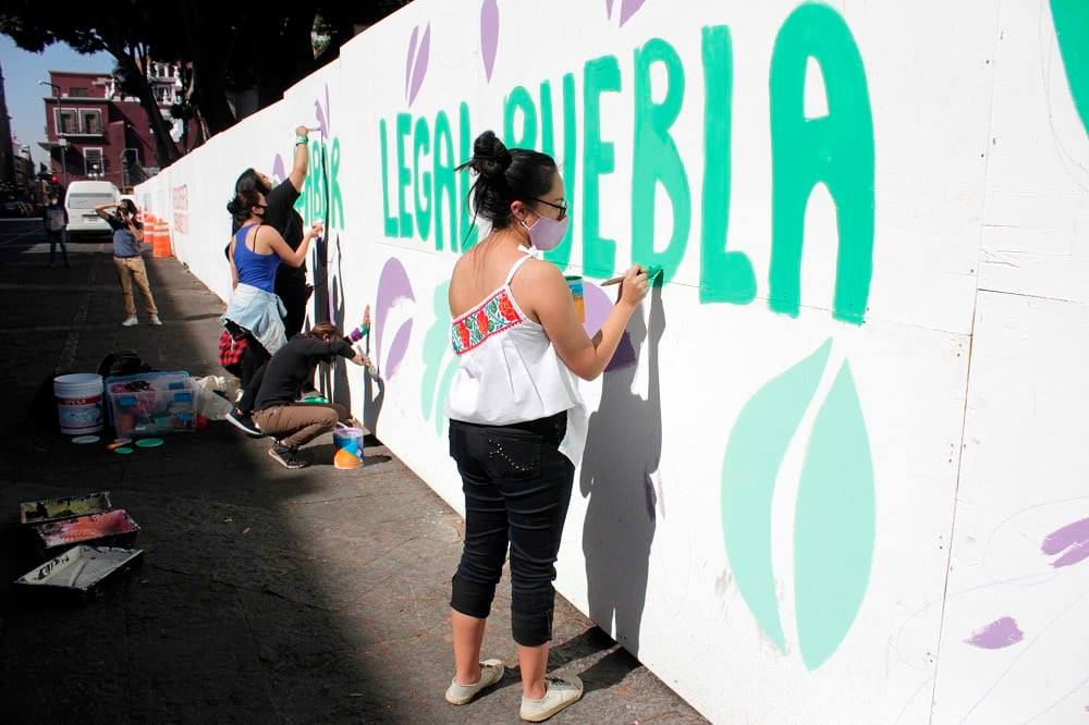 Por: Cortesía Colectivos feministas realizan mural Pro Aborto en estructuras del Zócalo