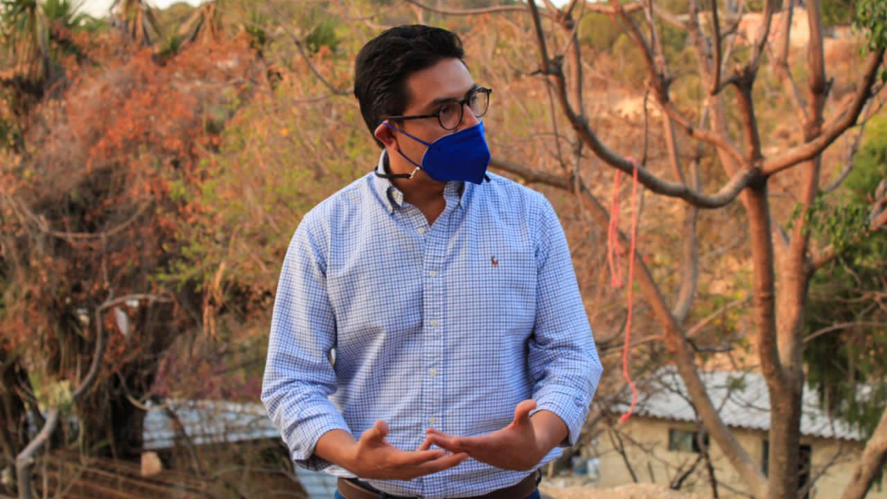 Por: Cortesía Jesús Giles posible candidato por la presidencia Santa Clara Ocoyucan compareció ante un juez por supuesta ilegalidad de su Título Profesional.