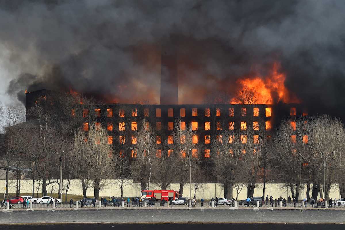 Por: Cortesía Gran incendio arrasa con histórica fábrica del siglo XIX en San Petersburgo