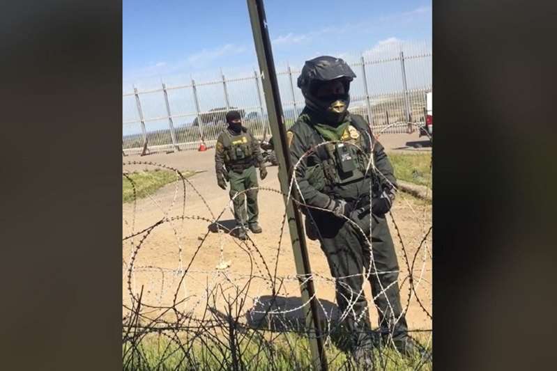 Por: Cortesía Joven mexicano platica con agente fronterizo en el muro entre México y EU; se vuelve viral (Video)