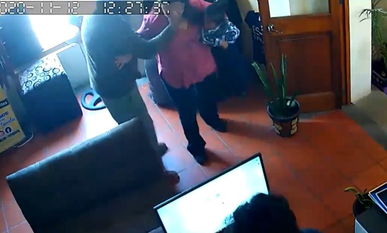 Por: Cortesía Captan a regidor de Tasquillo, Hidalgo, golpeando a su esposa con bebé en brazos (Video)