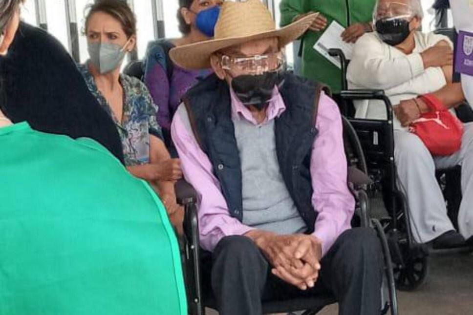 Por: Cortesía A los 99 años, el ex presidente Luis Echeverría hizo fila para vacunarse contra COVID-19