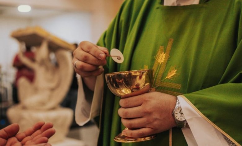 Por: Cortesía ¡Dejó todo por amor!: Sacerdote se enamora de una catequista y renuncia a la Iglesia